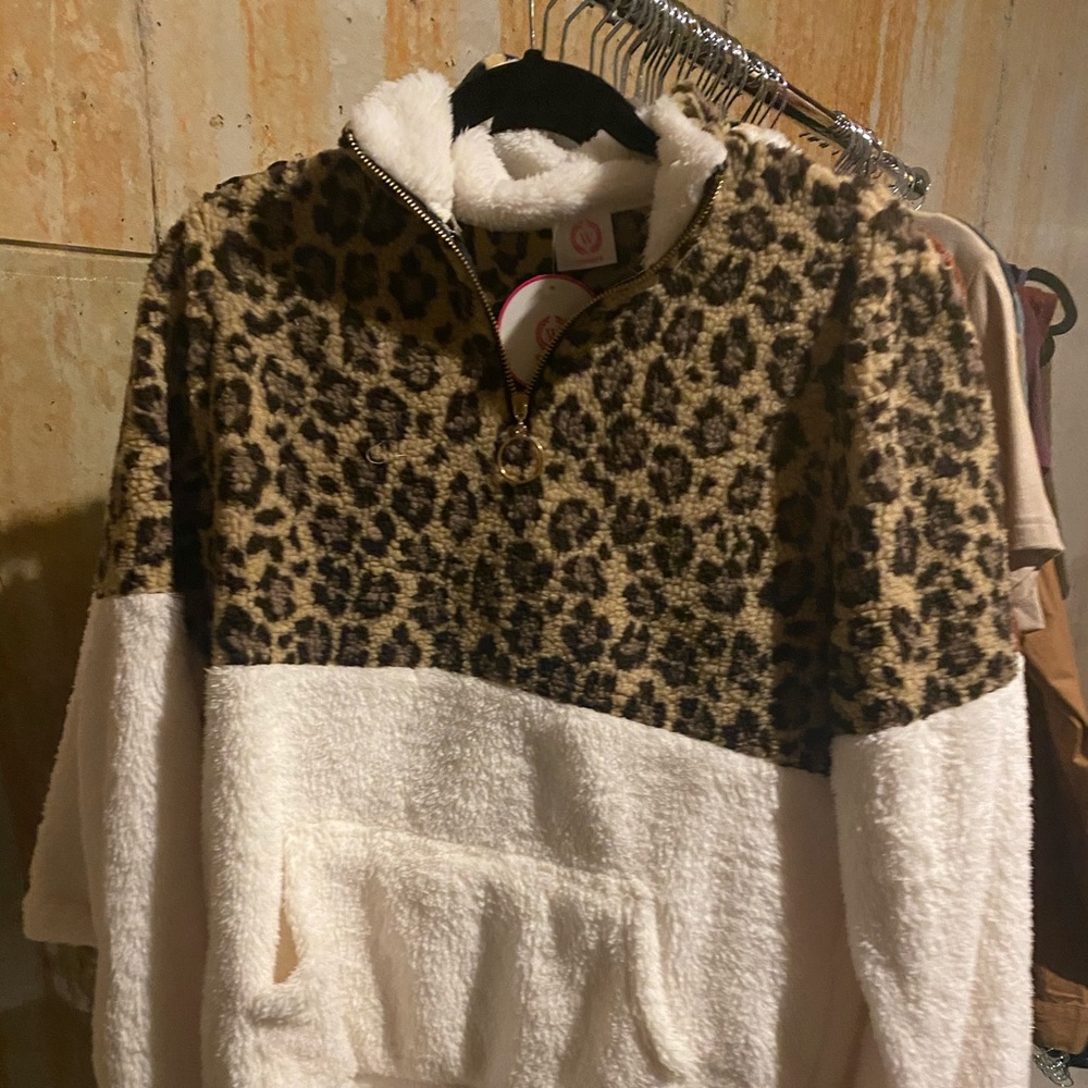 Wanna B cheetah and white pullover/Quarter zip